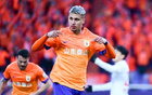 足球快訊：克雷桑獨進(jìn)三球定勝局，泰山迎戰(zhàn)國安申花連戰(zhàn)連捷。