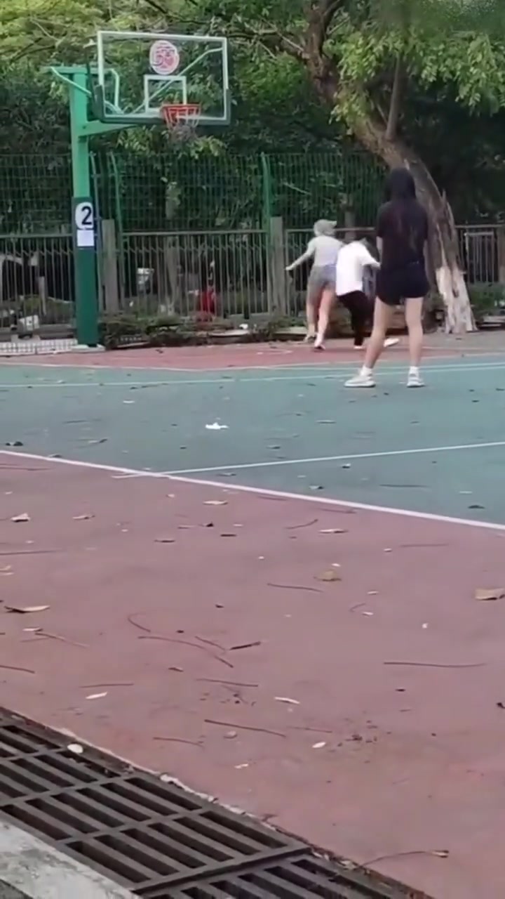 小伙子你打人家女孩子怎么專用背打了，太陰了你小子！