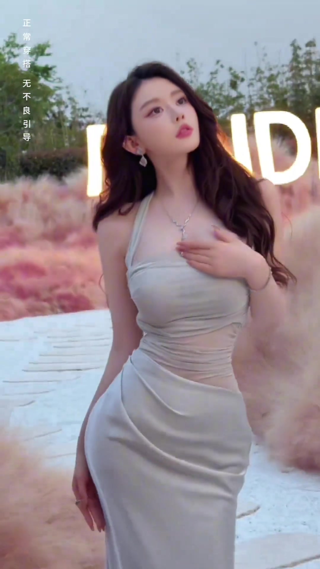 人間尤物??！坐在詹姆斯身后爆紅的女星周麟嘉這身小媽裙