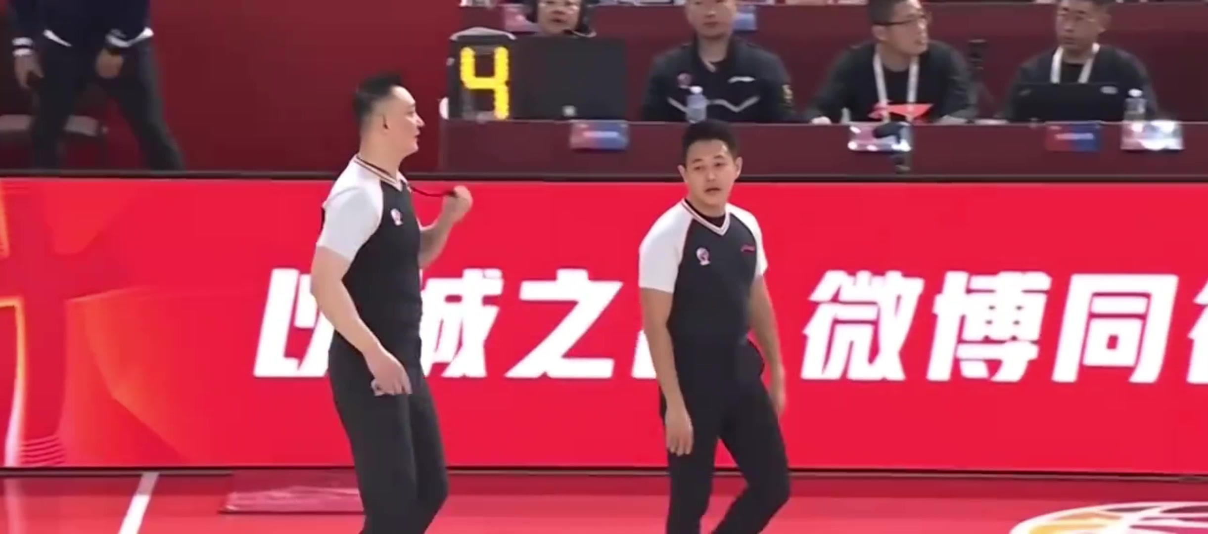 被聯(lián)盟罰款2萬(wàn)！杜鋒上場(chǎng)怒噴主裁判：CTMD，對(duì)面拉人你不判