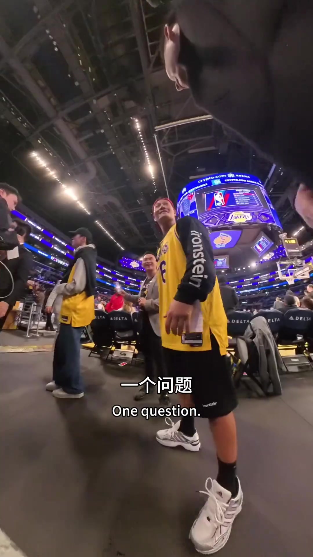 多少吧友認(rèn)識(shí)的？一湖蜜在湖人主場(chǎng)與兒時(shí)偶像歌手金鐘國(guó)對(duì)話(huà)