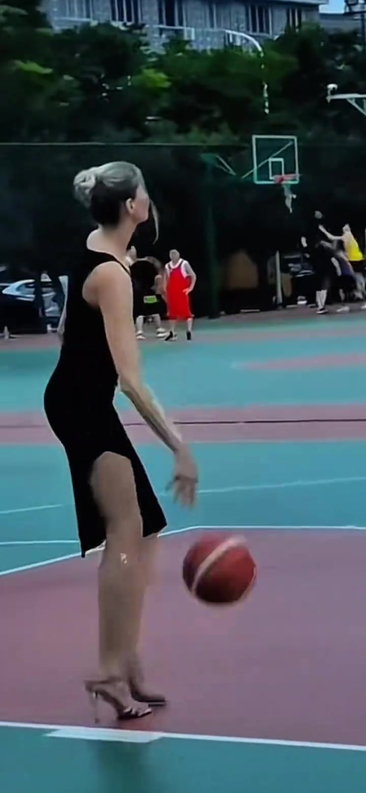 又美又颯！俄羅斯美女EraShera穿高跟裙子在籃球場上打球