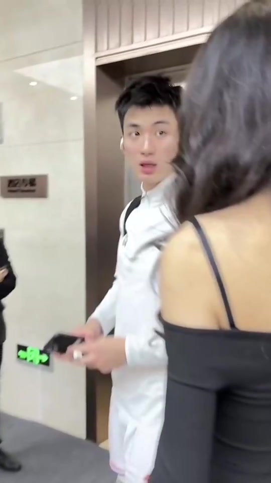 有丶好看！求拍照的小姐姐把于德豪給驚艷住了