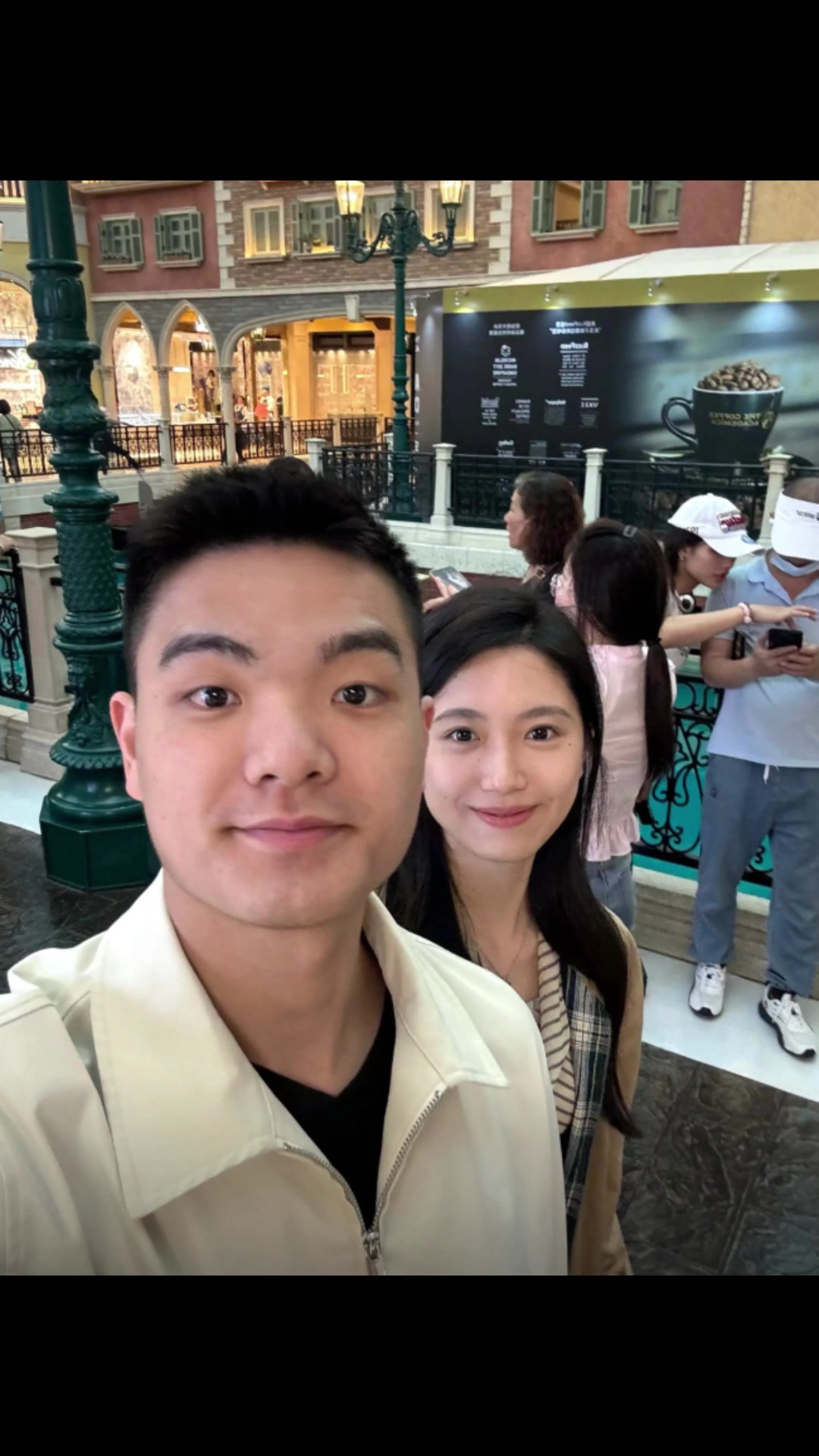 好看！黎伊揚(yáng)與女友出游，對(duì)象一看就是乖乖女啊