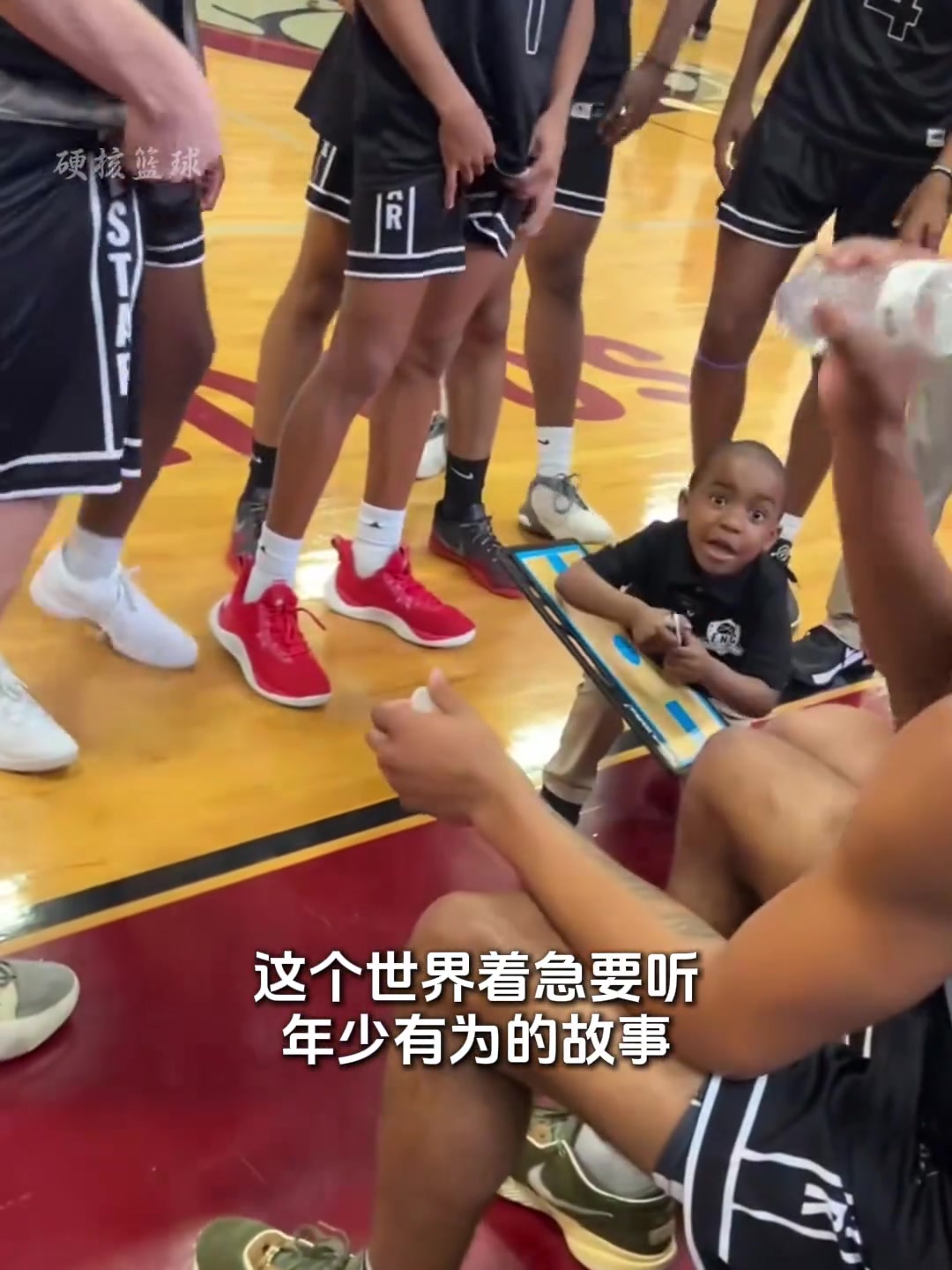 在尿都控制不了的歲數(shù)，卻能控制籃球隊的場