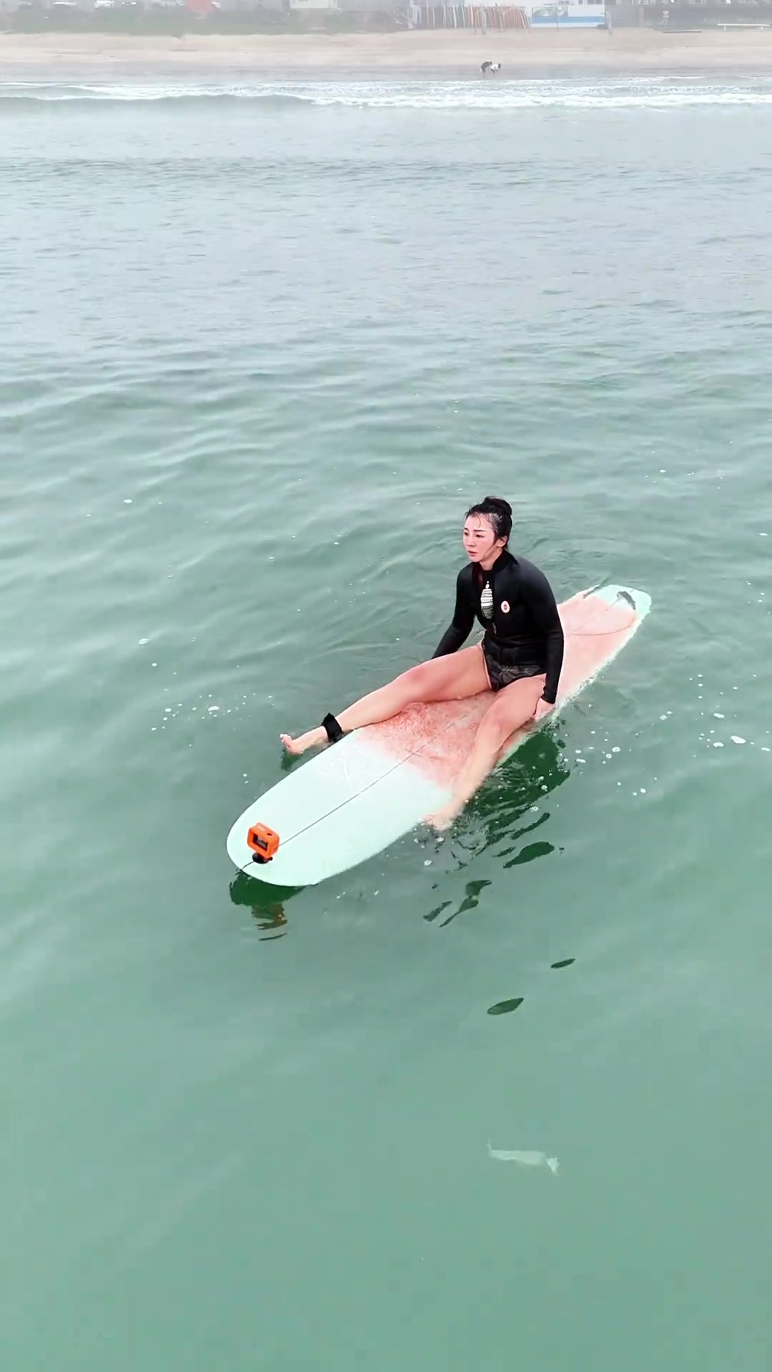 這體格！源哥又去沖浪了：在海里就會(huì)莫名其妙地覺得快樂~