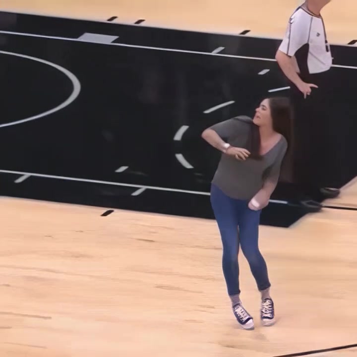 WNBA普拉姆在馬刺主場扔毛巾名場面！~