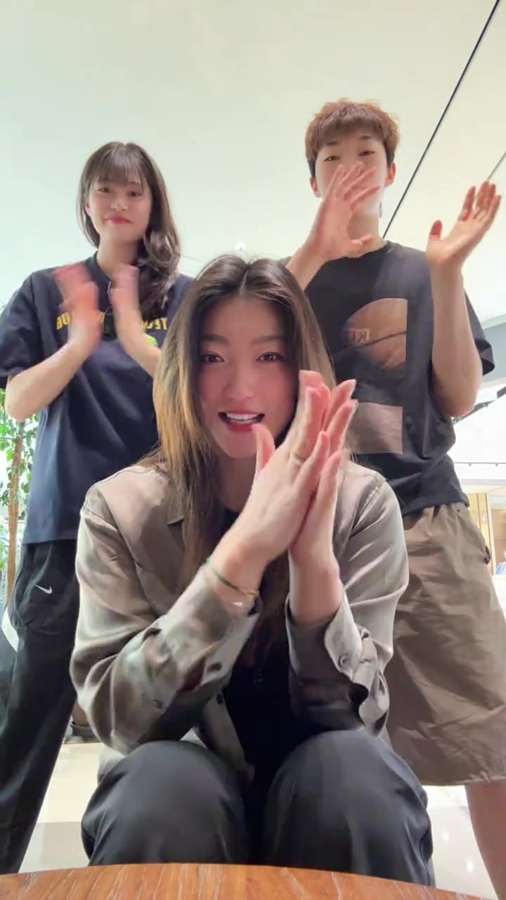 好久不見！李夢的shtuupanddance手勢舞