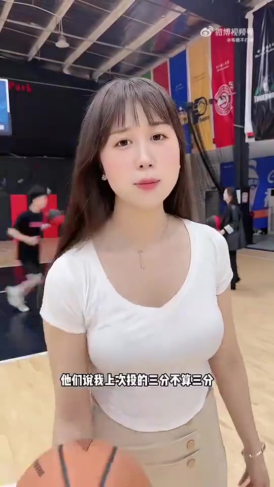 黑絲包臀裙！你說擺拍吧，她又有點東西