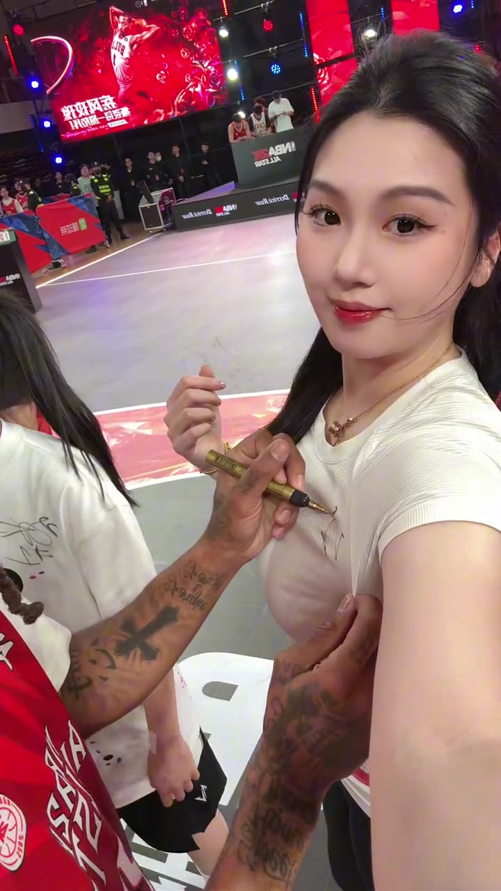 肘子姐居然讓羅斯簽名在其胸口上?。?！
