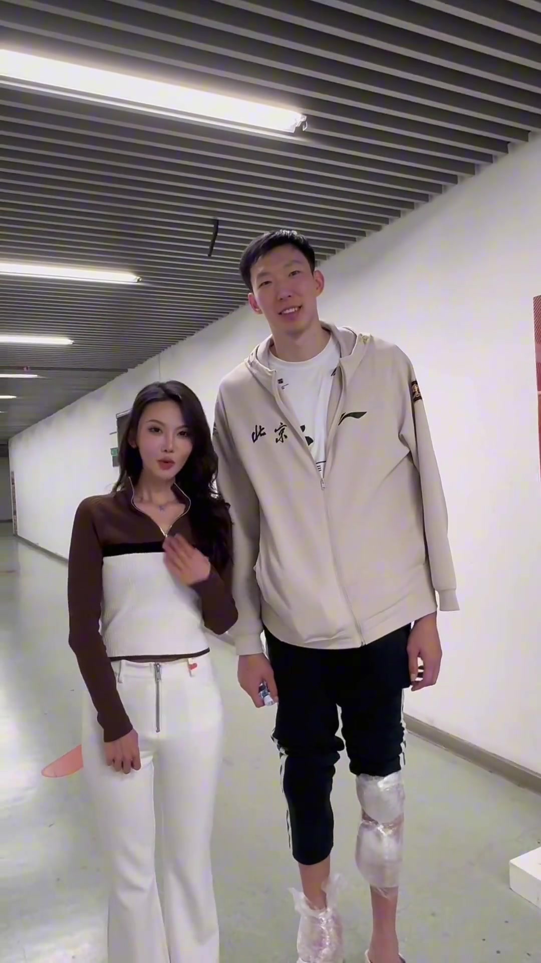 這顏值闊以的哈！美女粉絲和陳盈駿&周琦合影~