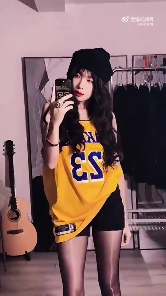 黑絲大長腿！現(xiàn)在女詹密都這么卷了嘛