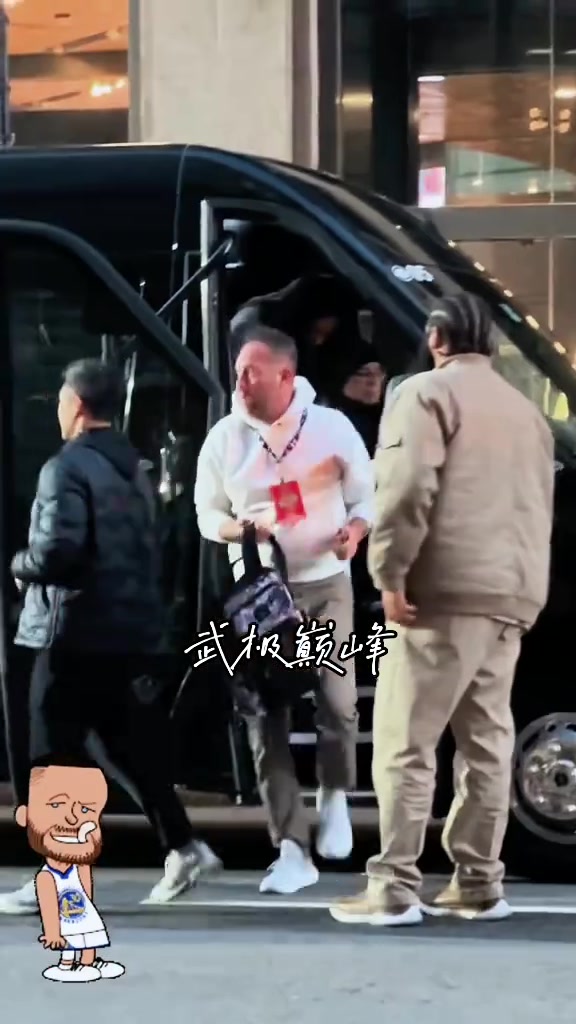 太會(huì)節(jié)約了，庫(kù)里這座駕拉的人就是多呀！