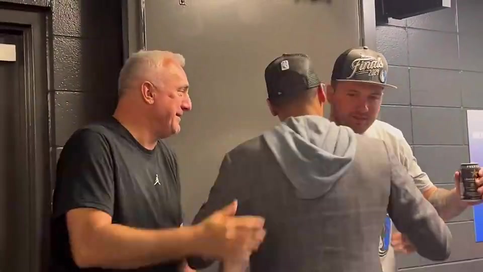 體重管理堪憂？上季獨行俠晉級西決之后，東契奇喝飲料被沒收