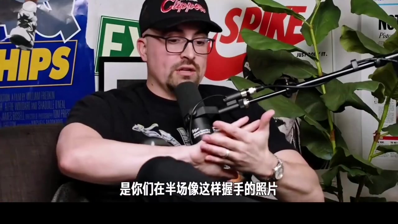 手小的悲哀！喬治此前：從不和小卡握手，他適合參加扇巴掌比賽！