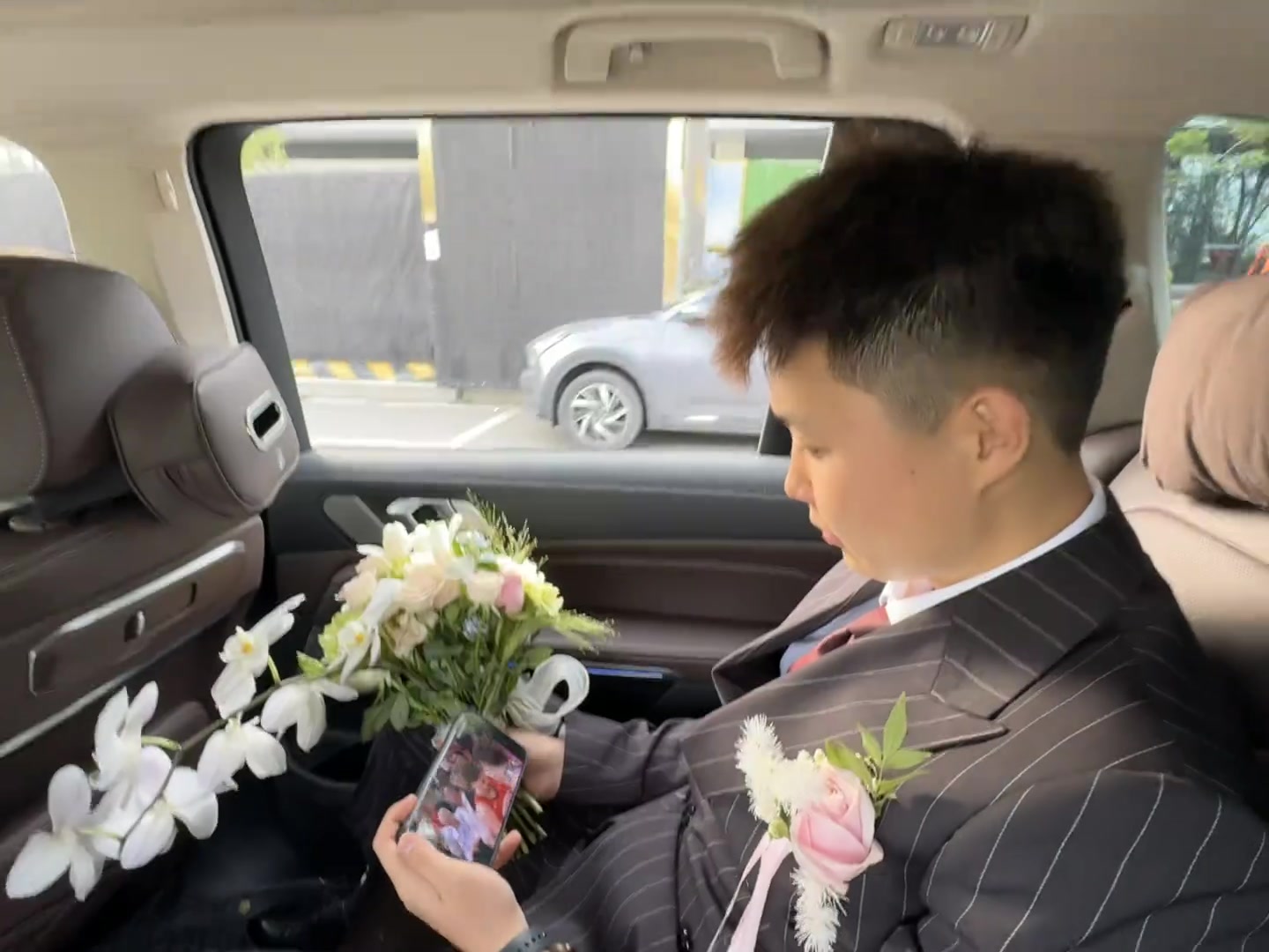 這是真的熱愛哈！男子結(jié)婚在婚車上拿著手機看火勇季后賽~