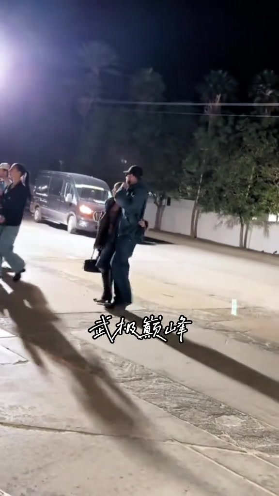 球場(chǎng)失意情場(chǎng)得意！布克被拍到與新女友深夜散步