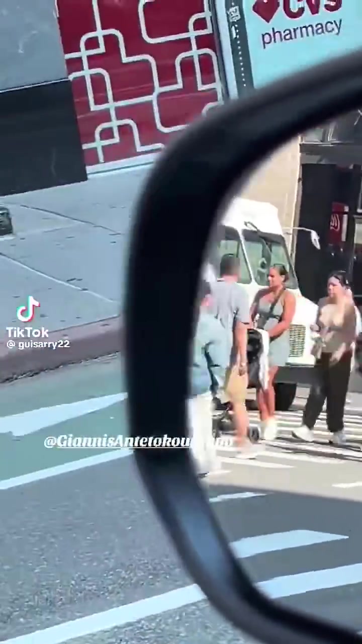 這么快就開啟度假模式！字母哥拖家?guī)Э诔霈F(xiàn)在紐約街頭