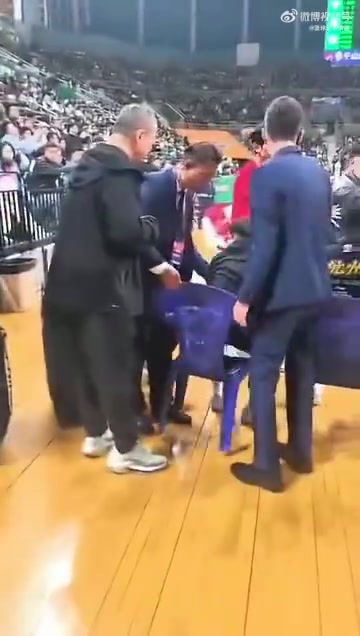 不合適吧？遼寧主場工作人員，竟直接把廣廈球員家屬席的椅子收走