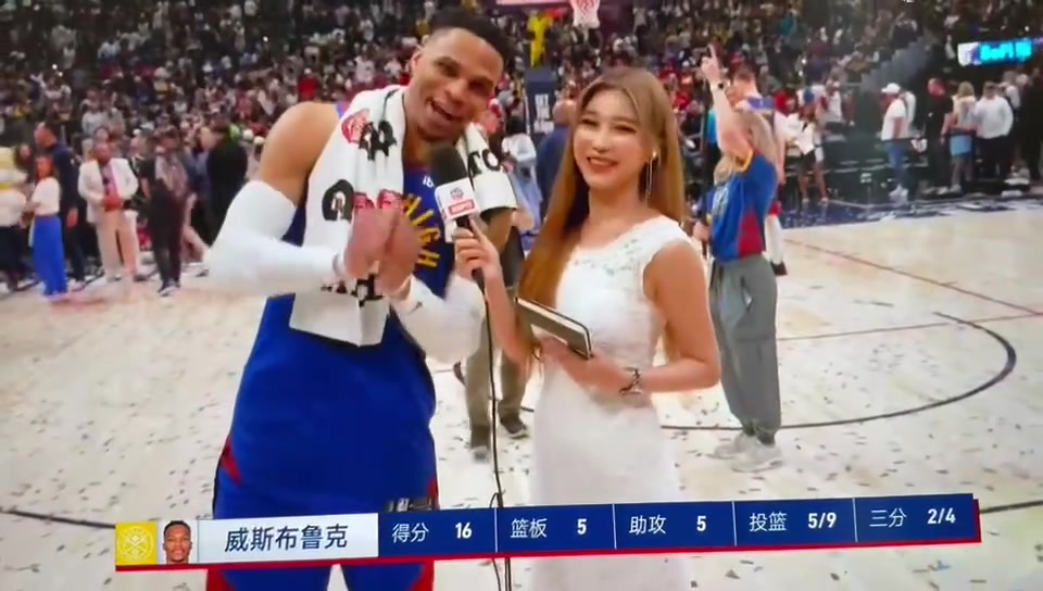 永遠(yuǎn)的唐裝威少！威少賽后向中國(guó)球迷比心：太愛(ài)你們了，再見(jiàn)??