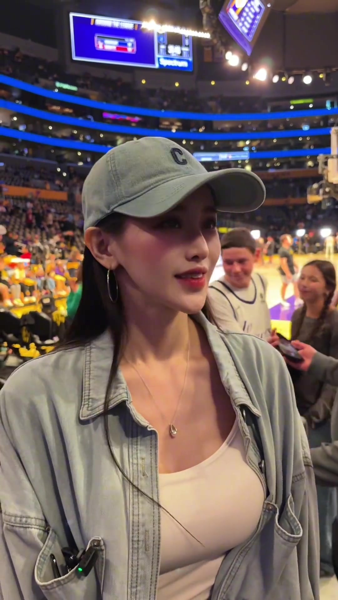 湖人主場(chǎng)的寶島美女球迷，有夠水靈哦~