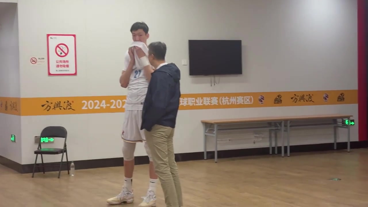 聊啥呢？男籃主教練郭士強(qiáng)前來觀看CBA總決賽，并與周琦熱聊