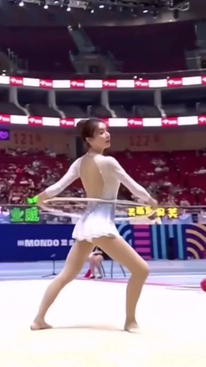 美娜穿上體操服無敵了，最美女主播應(yīng)該沒爭議吧