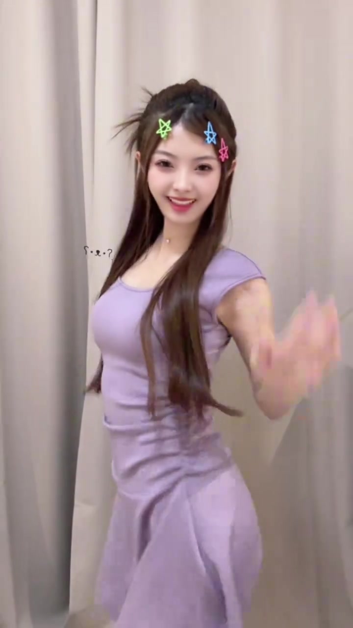 女主播泱泱跳舞自拍！平時沒怎么注意，原來身材不錯呀