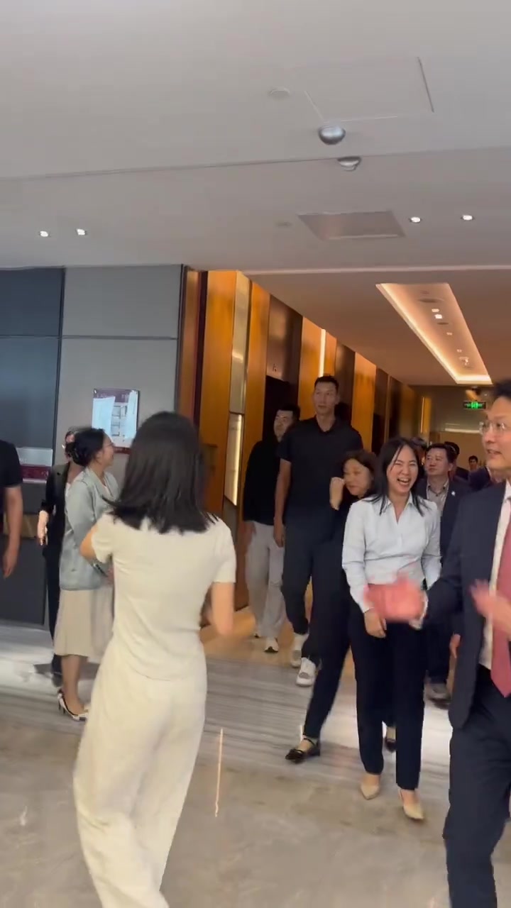 新鮮的易建聯(lián)來(lái)啦！太帥了吧...