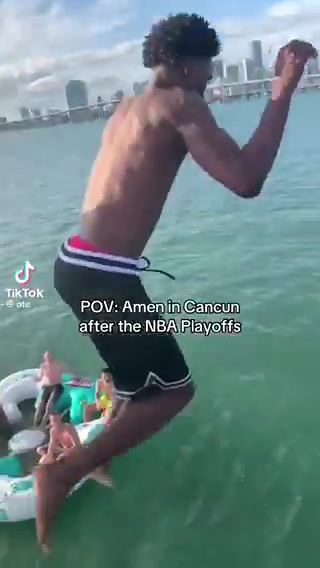 不愛釣魚愛玩水！阿門開啟度假模式，在海里快樂玩耍