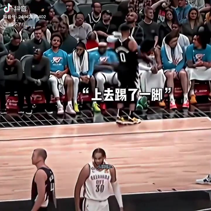這場(chǎng)快船領(lǐng)先雷霆20分 威少看到垂頭喪氣的SGA 腳踹他鼓勁