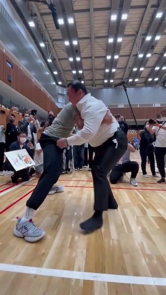 庫(kù)里挑戰(zhàn)橫綱白鵬，完全推不動(dòng)啊！