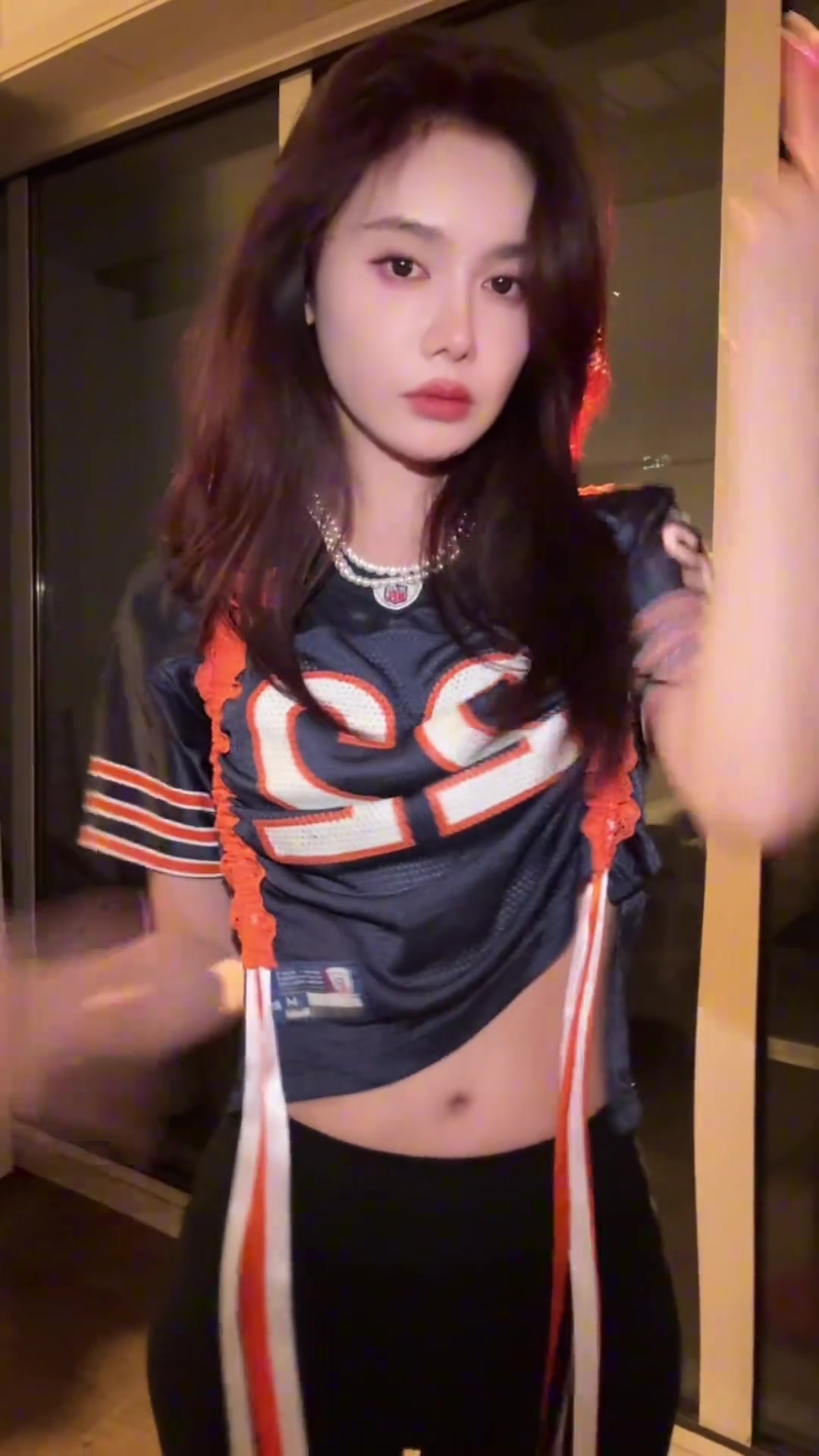 跨界了？美娜身穿一身足球服跳手勢舞：來個帥的~