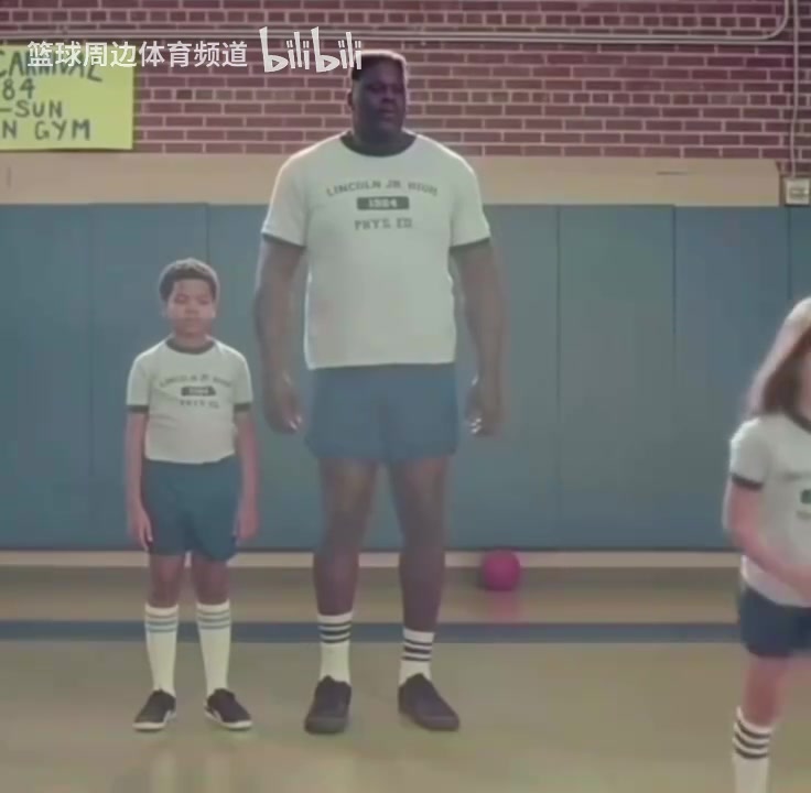 這喜劇天賦簡直了！名場面：奧尼爾冒充小學(xué)生重返校園！