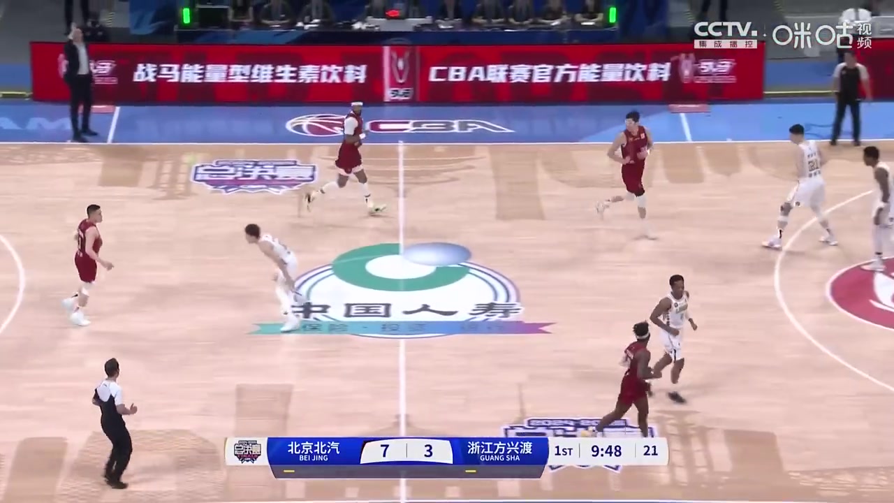 陷犯規(guī)麻煩！北京男籃開場連續(xù)打胡金秋，后者2分鐘2犯提前下場