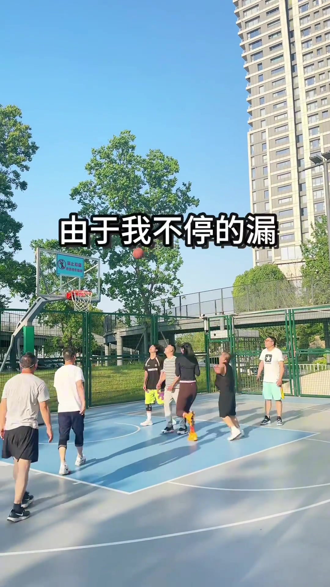 為什么女網(wǎng)紅打球不穿籃球服?