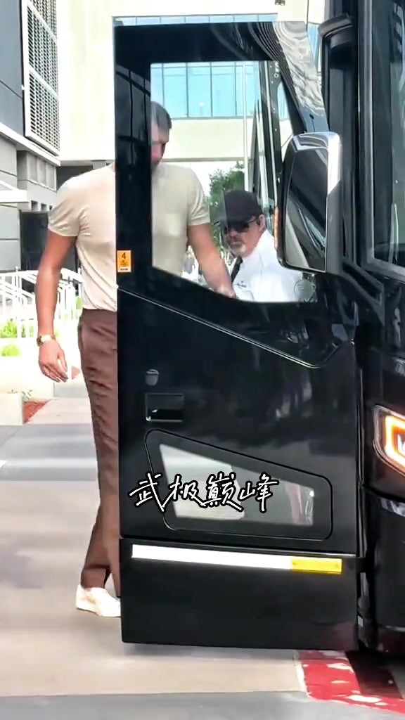 很難聽(tīng)！雷霆球迷蹲在掘金大巴車前逐一“問(wèn)候”
