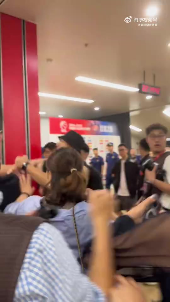 動手+國罵？首鋼俱樂部隊的工作人員在通道與球迷發(fā)生了沖突！