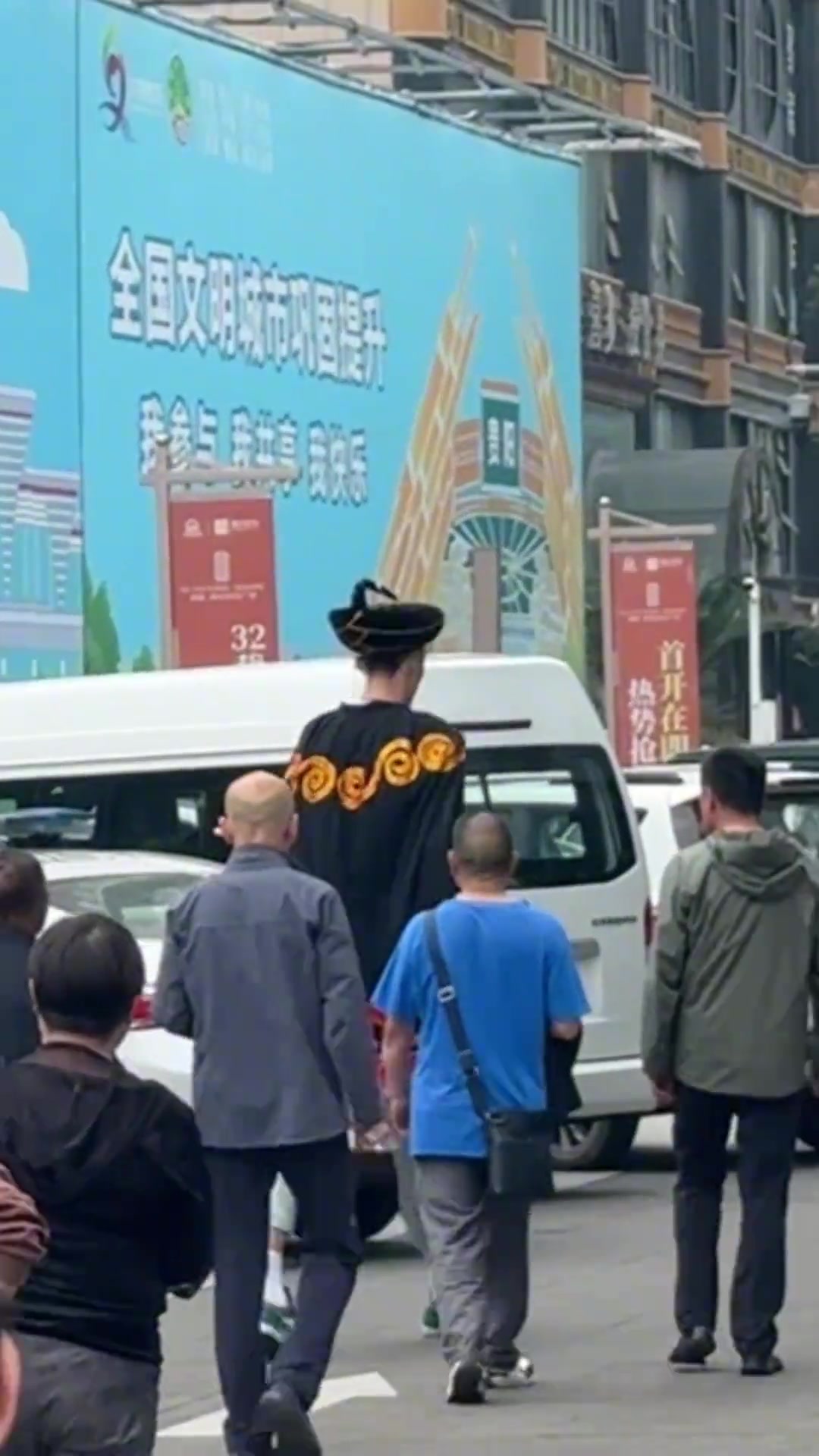 前CBA球員2米26朱傳宇現(xiàn)身街頭，把路人們?nèi)俭@呆了