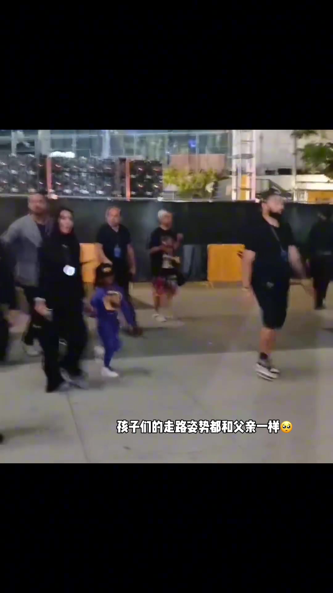 觀察仔細，發(fā)現(xiàn)孩子們的走路姿勢都和老科一樣