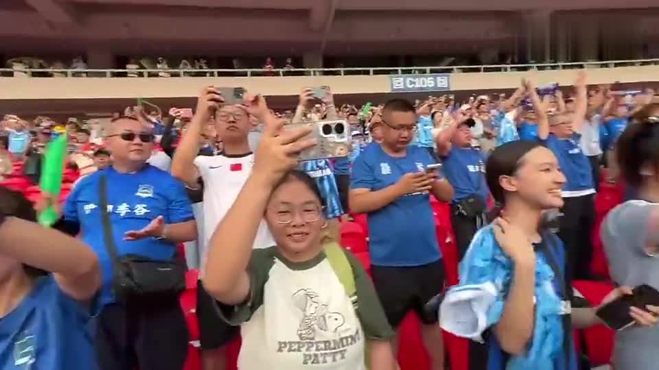 武漢女足謝場，舞旗慶晉級亞冠決賽，感謝球迷！