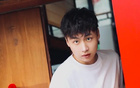 陽光齊麟，胡同大男孩曬照。