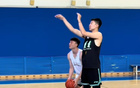 遼寧夏訓(xùn)，小將投籃力量訓(xùn)練，楊鳴督練深蹲
